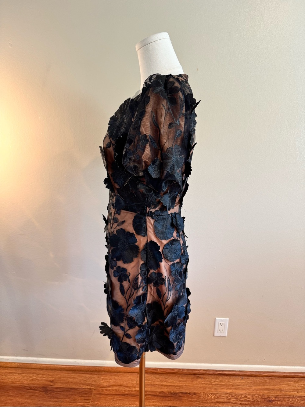 NWT Elliatt Black Floral Appliqué Puff-Sleeve Mini Dress on Nude Lining - Picture 6 of 8